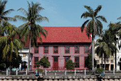 Gedung tua sebagai saksi kejayaan Batavia lama di tepian Muara