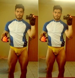 chicosxxxtremos:  Mi marido de amarillo! Amo q use esas tanguitas