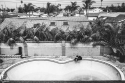 baimbie:  cyvel-mag:  Skating an empty pool in the backyard.Photography