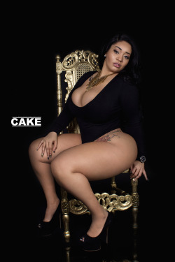 plusness:  Shannon aka Curvy Redbone (USA) from The Cake Magazine. 