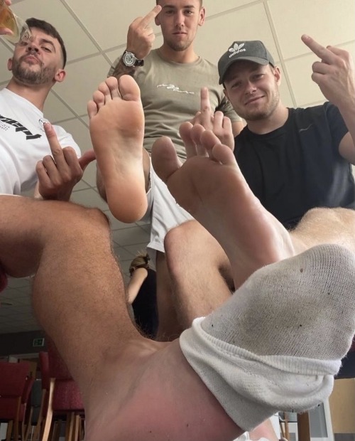 whitemalefeet:Hot straight guys, white socks and smooth feet?