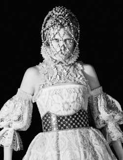 voguelovesme:  Alexander McQueen Fall 2013| Edie Campbell by