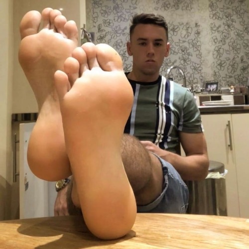 whitemalefeet:Would love to feel his feet and give them a good