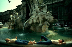 20aliens:  Italy, Rome. Sunbathers at the fountain in Piazza