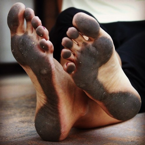 bare-dirty-feet:  #dirtysoles #dirtyfeet #barefootinpublic #barefootgirl