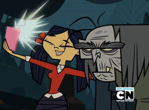 codykins-blogs-stuff:  dangerd0om:  Emma and Kitty from todays episode. Emma being wet and sticking her ass out in the first picture, HNNNNNNNNNNNNNNNG. Sweet mother of jesus. Also i knew that Noah was going to fall in love with emma, and i hope they