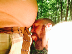 ryecub:  Mid day hike snackâ€¦ I like to keep my bear well fed.