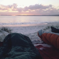 midnxght:  unrisked:  fastallein:  sleeping on the beach  Wow