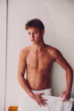 celebritycox:  Cameron Dallas (Vine star) shaving session…