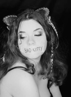 crimson-uncovered:  Bad kitties get butt-fucked. Before that,