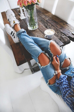 iadorefashionn:  shop ripped jeans here ⇒ 