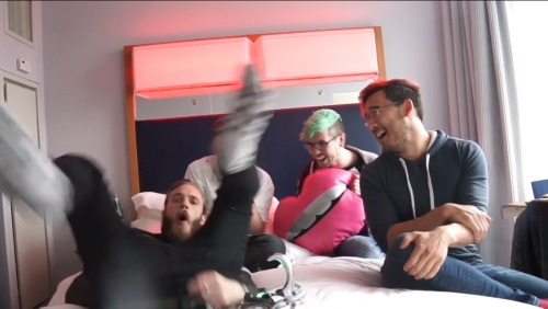 ilovejackpewdsandmark:  There friendship in a nutshell 