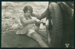 vensuberg:  gilesenglishcb:  dolores1918:  Flapper auto maintenance.