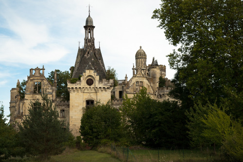 up4more:voiceofnature:  This forgotten castle (Château de la Mothe-Chandeniers) was abandoned after a fire In 1932. Seeing it up close Is breathtaking. These days it seems like castles only exist in storybooks and Disney movies. What happened to the