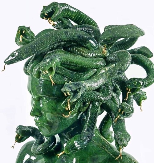 fer1972:Medusa head made of jade by L’aquart