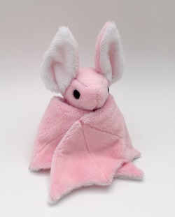 caprienplush:  Here’s another little bat I made for someone