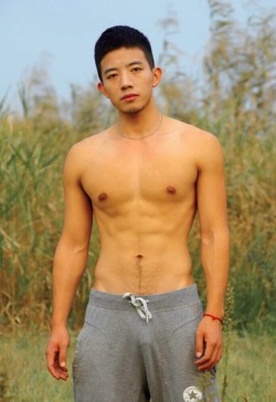alens-one:  Asian handsome  in the outdoor let you see  2