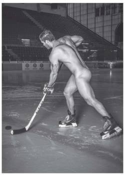 gotlubebro: a4f101:  We need more naked hockey player photography.