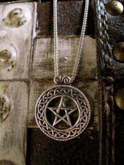 solarafae:  I’ll put a spell on you! on We Heart It - http://weheartit.com/entry/49014544/via/Lorelle