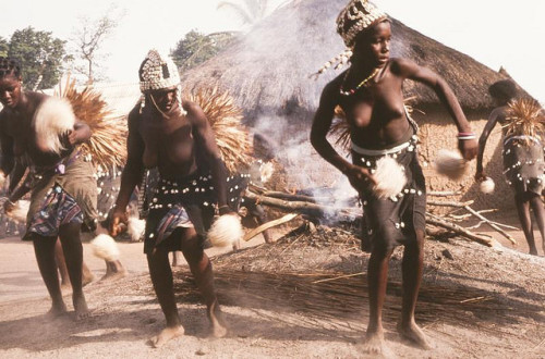 Ivorian girls, by Georges Courreges.