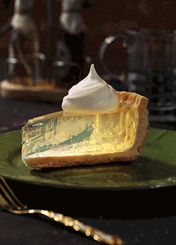 butteryplanet: i bet you didn’t expect a clear lemon pie here