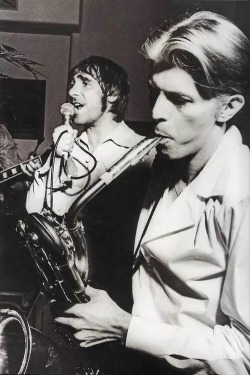 beatniknetwork:  Keith Moon sings while David Bowie plays an