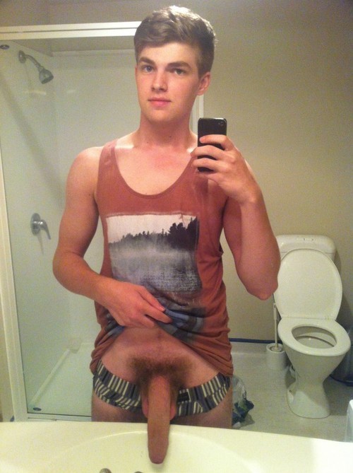 sexyboysnbigdicks:  collegedudes4u:  Here’s a whole set of this guy!   that D