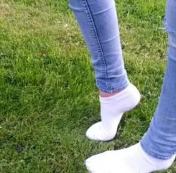 anklesocksandsneakerslovers:  Lights jeans and white ankle socks