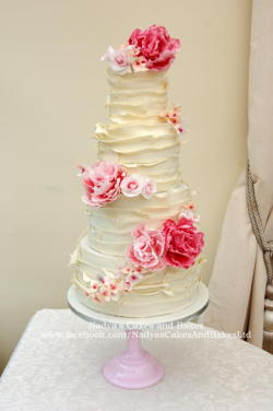 cakedecoratingtopcakes:  pink and ruffles by Nadya …See the