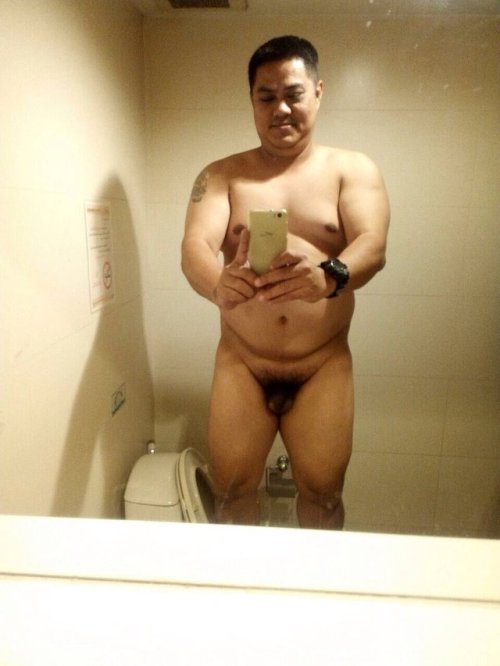 peminat-abah: adham27:   kukubimablog:  Very nice body…pasti bottom sb kontol kecil  Saya nak   Ni sedap body daddy ni. 