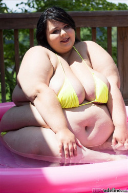  					Adeline 			 			H cup 			5'5" 			490 			81.5 /- 		JustBBWCams.com/sweetadeline