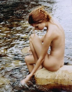 nudeposes:  Hot Nude Beach: http://hot-nude-beach.tumblr.com