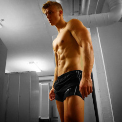 sixpackde:  https://www.tumblr.com/blog/sixpackde
