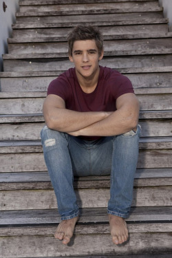 barefootnfamous:  Brenton Thwaites 