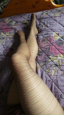 supernylonfeettights:  wife in nylons 