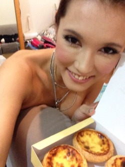 Nude Maria Ozawa having a snack  (via 東洋11日目｜小澤マリアの★パッパラパーな日々☆)