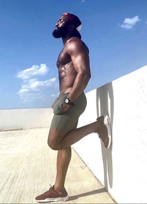 sexyboi1987:  charlibal:  its the PEACH for me…   🍑🍑