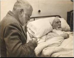   Ernest Hemingway en el lecho de muerte de Pío Baroja, al que