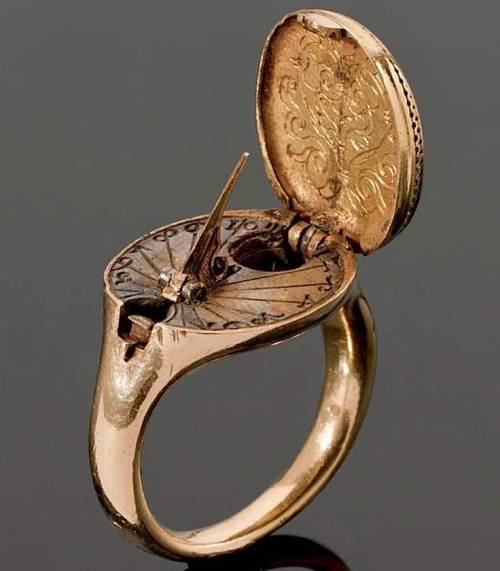centuriespast:  Gold Sundial and Compass ring, 1570 CE, possibly
