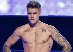 famousmaleexposed:  Justin Bieber Naked Pics at beach!Follow