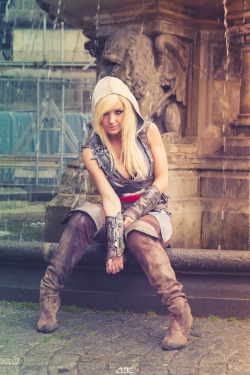 cosplayblog:  Lady Edward Kenway from Assassin’s Creed 4  Cosplayer: