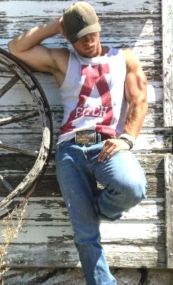 broodingmuscle:  Sun’s out…fucking hot farmboy arms out.