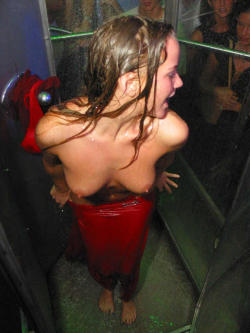 hotcollegebabes:  Public shower 