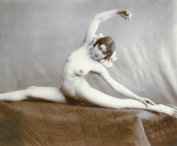 la-gaufrette:La danseuse - étude de nu - photographie d’Henri