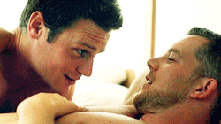 famousmeat:  Jonathan Groff checks out Russell Tovey’s naked