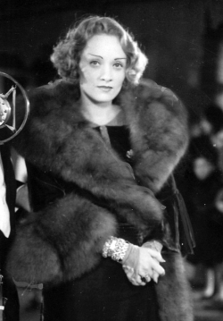 divadietrich:  Marlene Dietrich at the premiere of “Hell Divers”