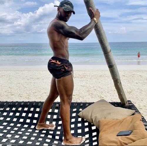 charlibal:BODY on the BEACH