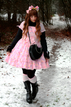 saltje:  outfit of today… first time snowing this year in my