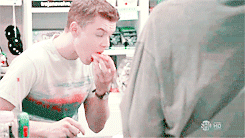 mickeysupset-archive:  ian gallagher and food 