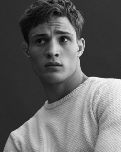 justdropithere:  Julian Schneyder by Van Mossevelde + N - Massimo